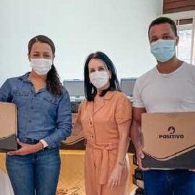 Ilhéus: Prefeitura entrega 180 netbooks para professores de 27 escolas municipais