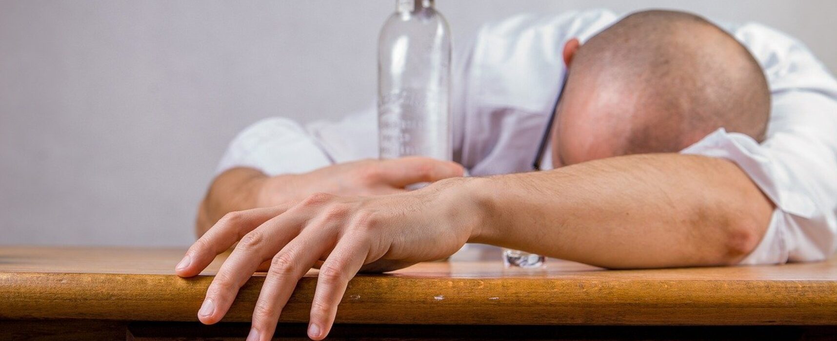 Isolamento social provoca aumento de 18,4% das mortes por alcoolismo no Brasil