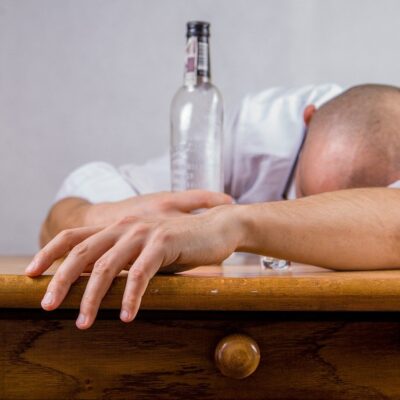 Isolamento social provoca aumento de 18,4% das mortes por alcoolismo no Brasil