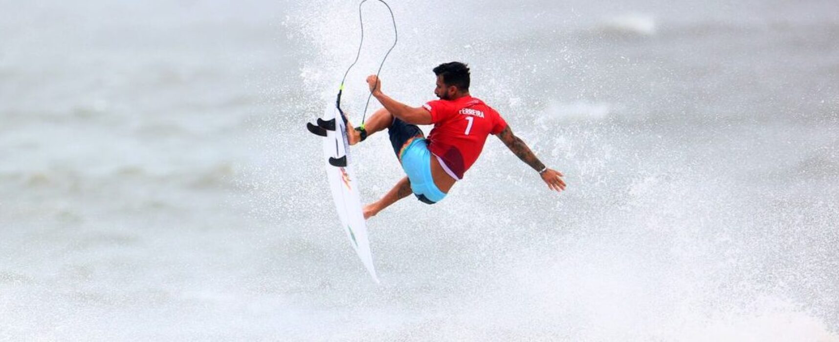 Ítalo Ferreira avança e garante, ao menos, um bronze para o Brasil