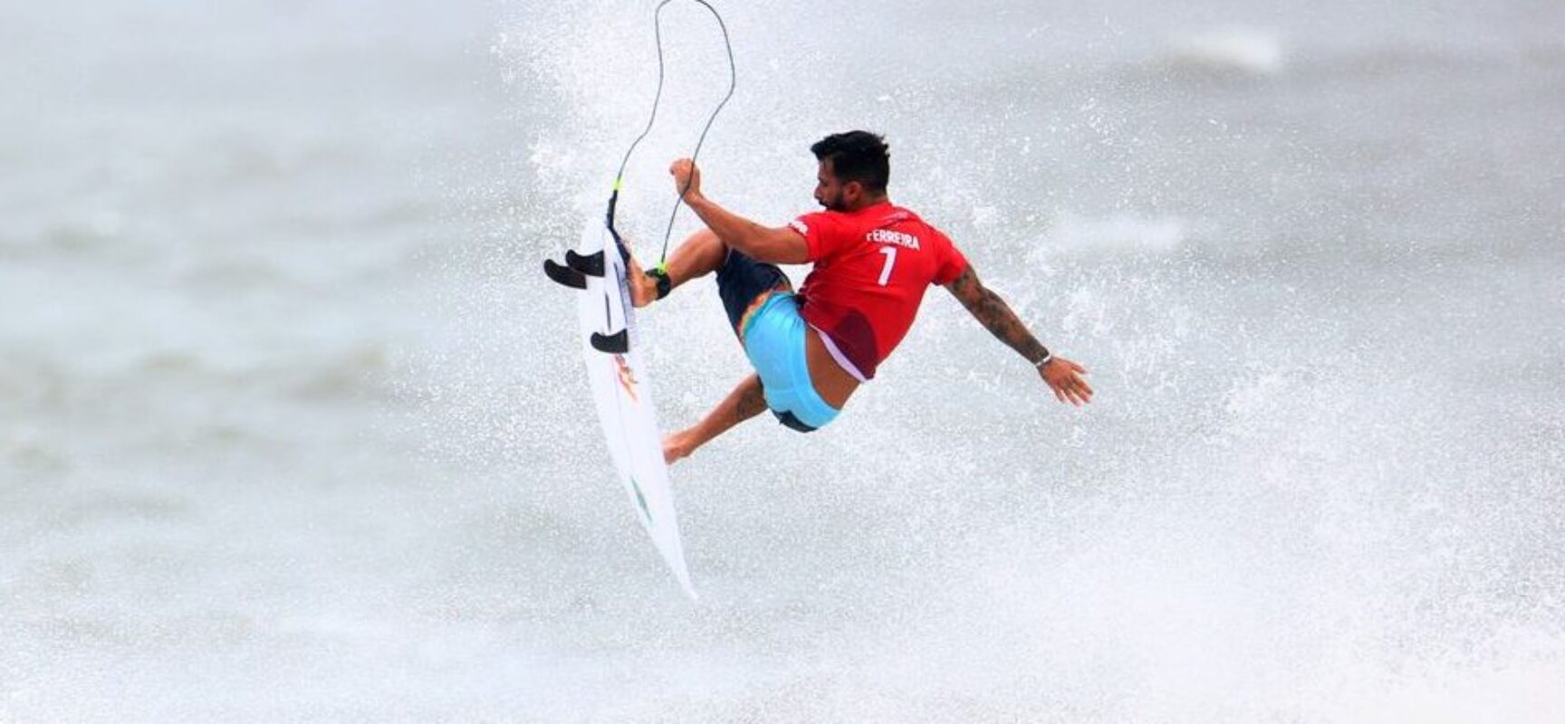 Ítalo Ferreira avança e garante, ao menos, um bronze para o Brasil