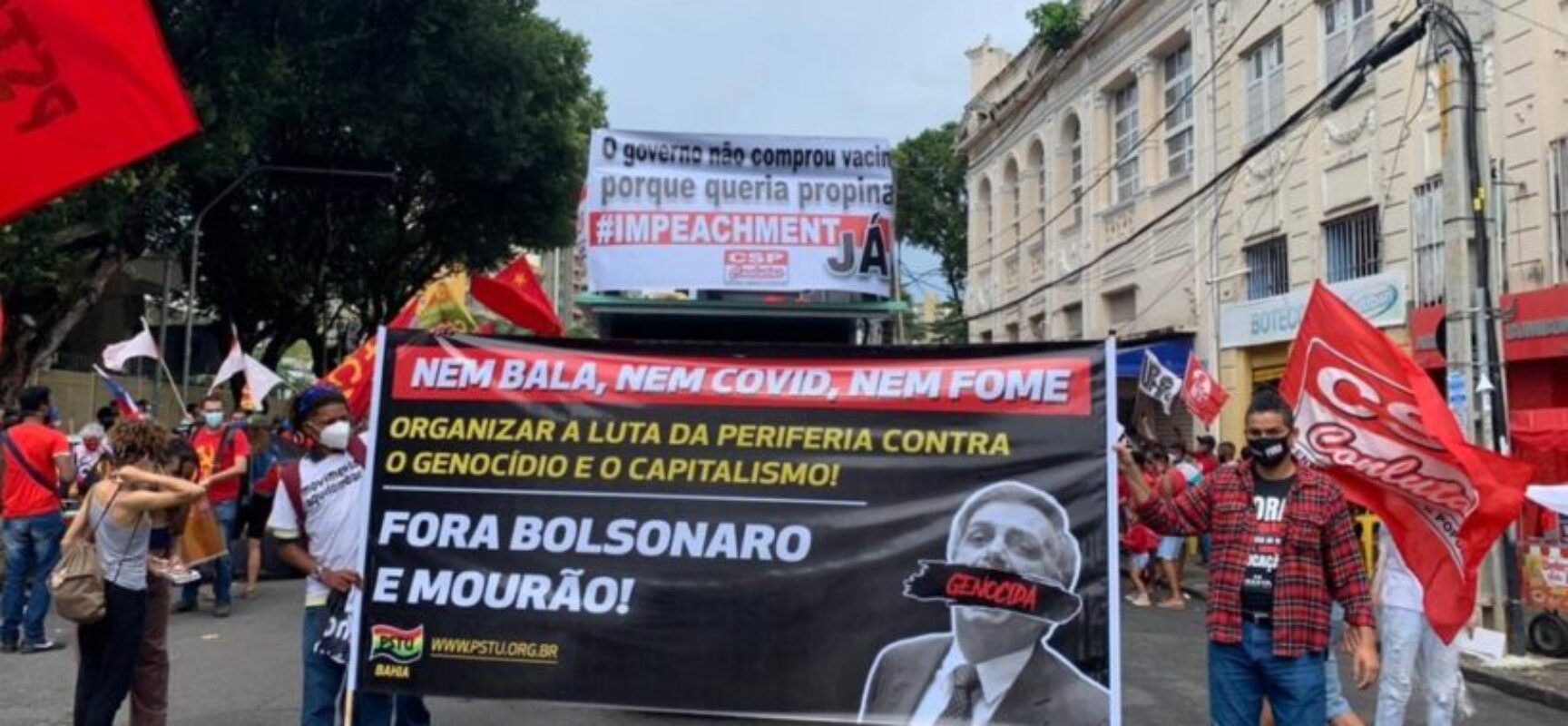 Manifestantes protestam contra Bolsonaro e a favor da vacina na Bahia