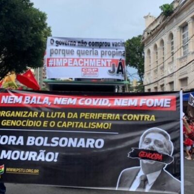Manifestantes protestam contra Bolsonaro e a favor da vacina na Bahia