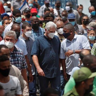Milhares de manifestantes vão às ruas em Cuba para protestar contra o governo