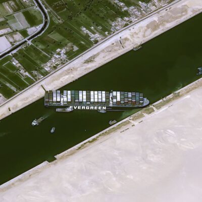 Partes chegam a acordo para liberar navio que bloqueou Canal de Suez