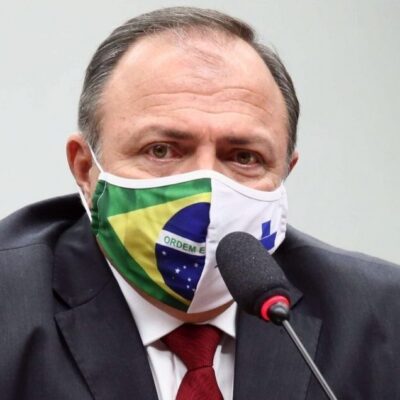 Pazuello negociou Coronavac com intermediária e pelo triplo do preço, diz jornal