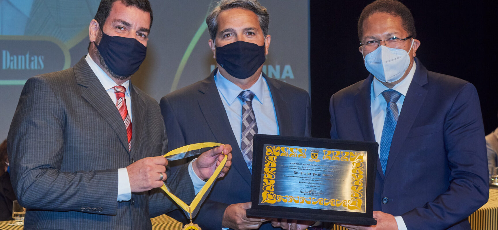 Prefeito Augusto Castro homenageia personalidades com a Comenda Firmino Alves