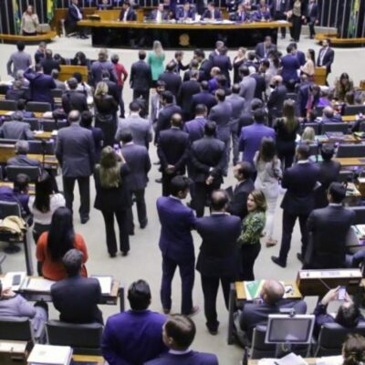 PSL, DEM e PP negociam fusão para formar novo centrão, diz site
