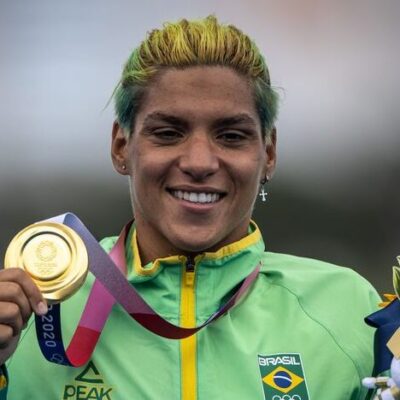 Ana Marcela Cunha é ouro na maratona aquática