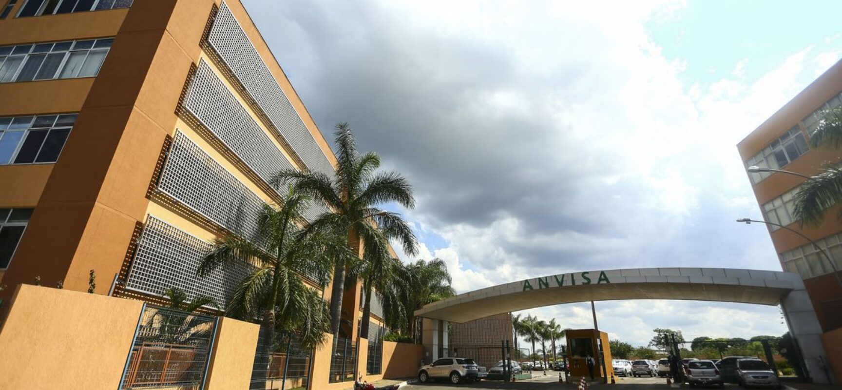 Anvisa autoriza testes de medicamento para pneumonia associada à covid