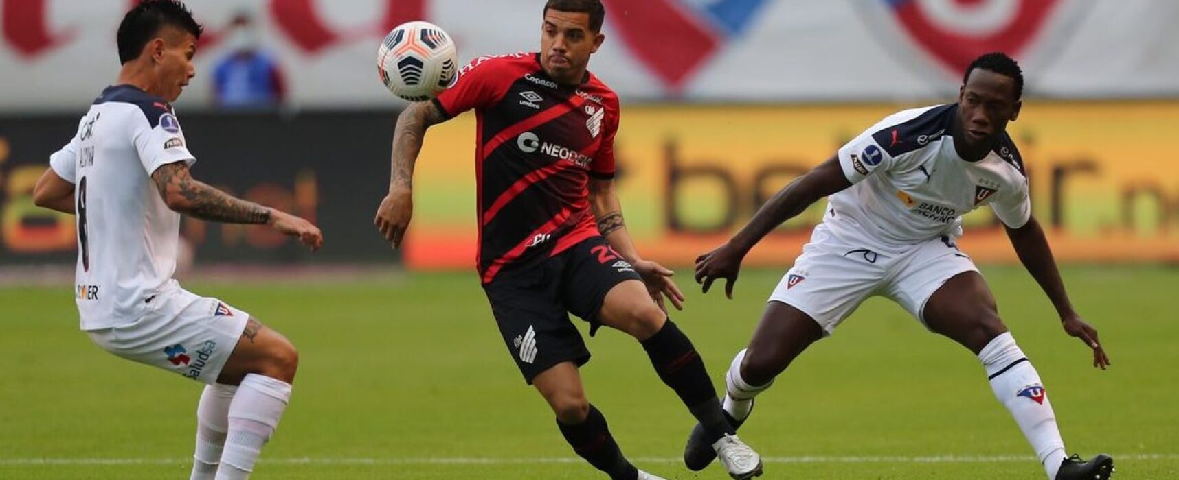 Athletico-PR sofre gol no fim e sai atrás da LDU na Sul-Americana