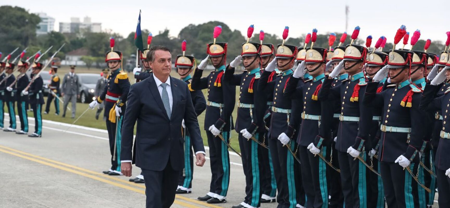 Bolsonaro participa da entrega de espadins aos cadetes da Aman
