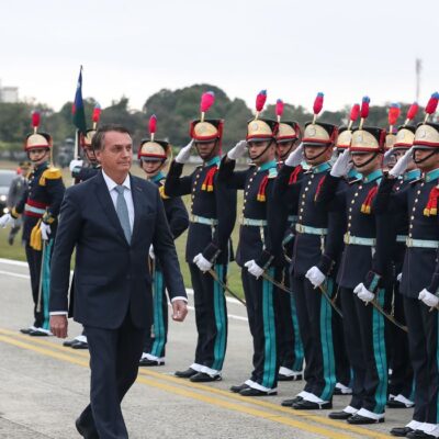 Bolsonaro participa da entrega de espadins aos cadetes da Aman