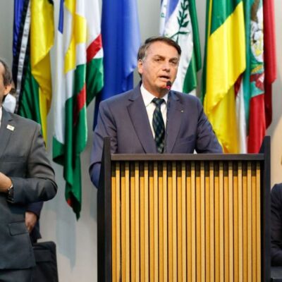 Bolsonaro ratifica pedido de impeachment de Barroso e Alexandre de Moraes