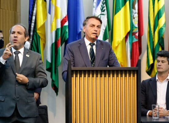 Bolsonaro ratifica pedido de impeachment de Barroso e Alexandre de Moraes
