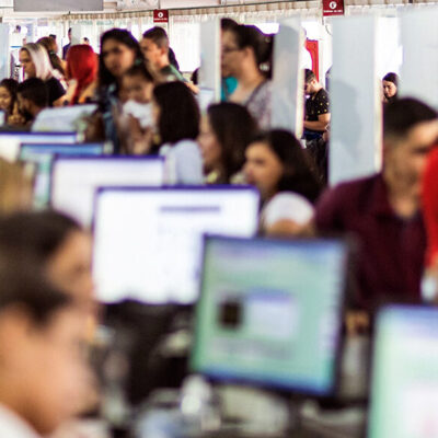 BRASIL: Emprego no setor de serviços oscila e preocupa na retomada econômica