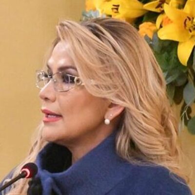 Ex-presidente da Bolívia, Jeanine Áñez, tem saúde estável após tentativa de suicídio