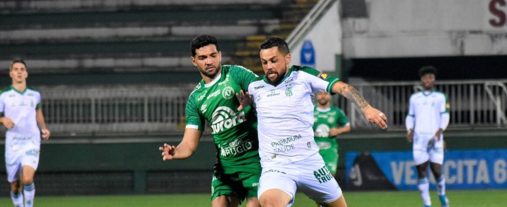 Gols no fim mantêm Chapecoense e América-MG em baixa no Brasileiro