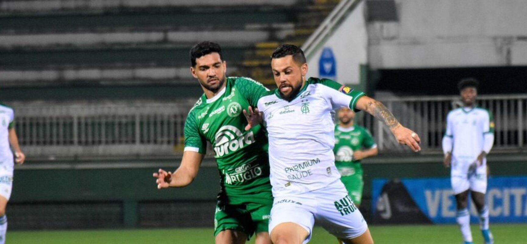 Gols no fim mantêm Chapecoense e América-MG em baixa no Brasileiro