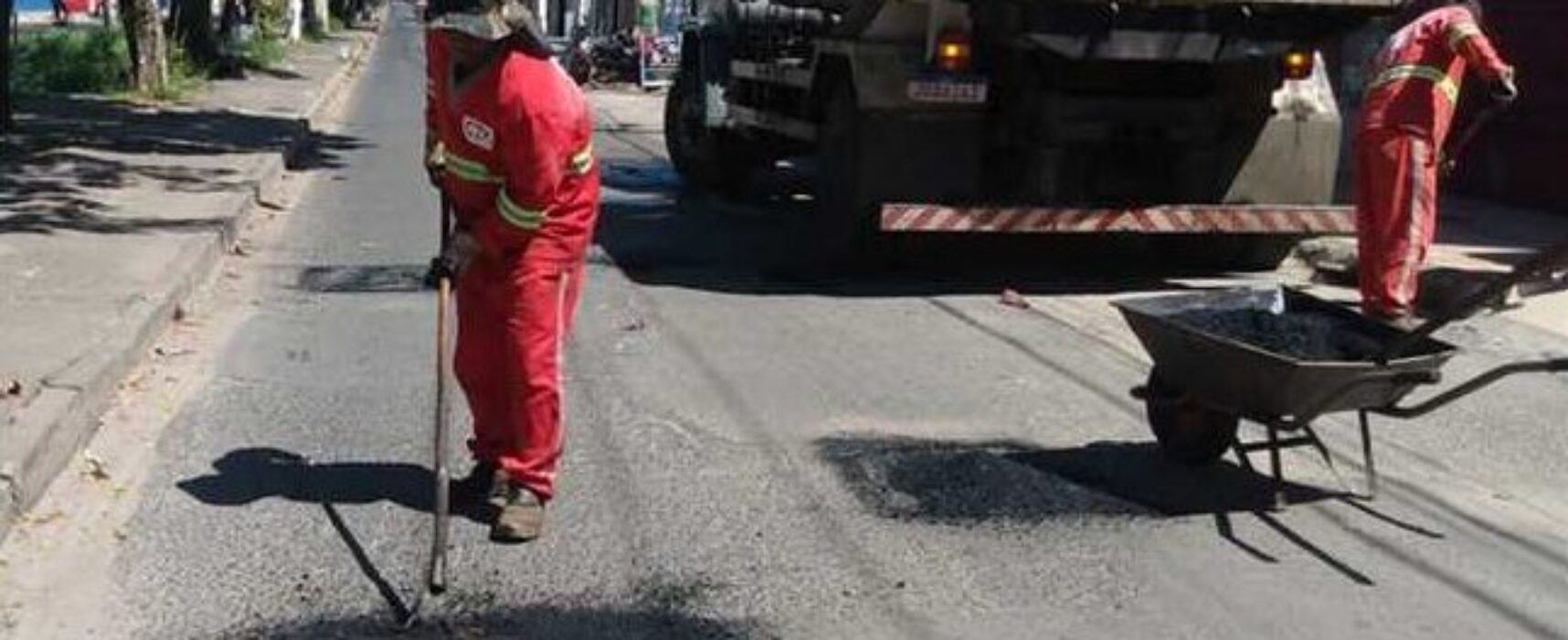 Prefeitura segue com trabalho de recuperação da malha asfáltica e das estradas vicinais de Ilhéus