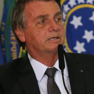 Bolsonaro ameaça agir fora da Constituição após ser incluído em inquérito das fake news
