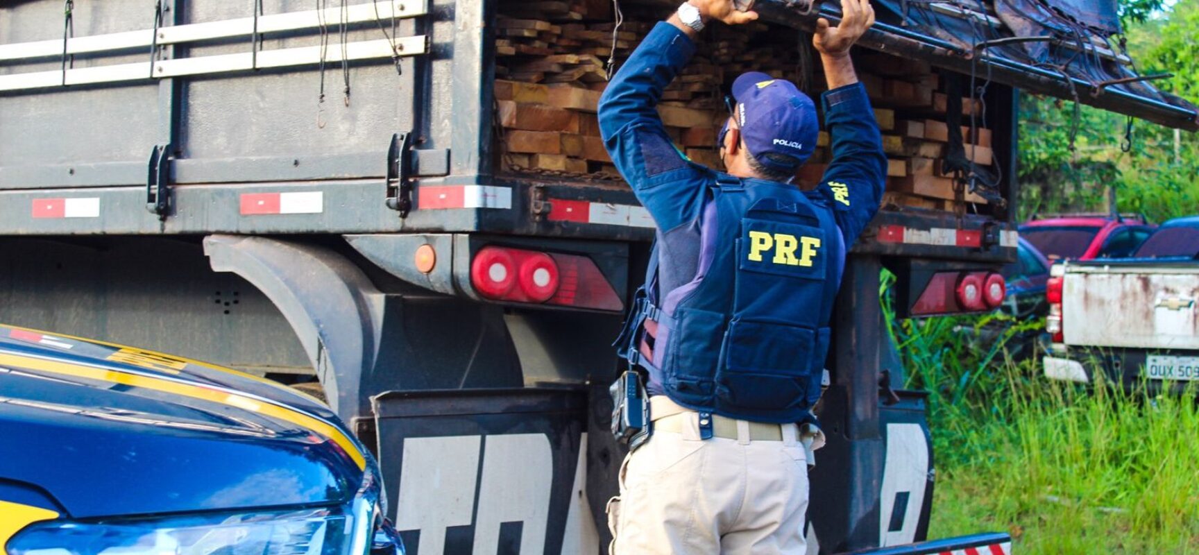 PRF apreende carga ilegal de madeira em Itabuna