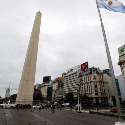 Argentina flexibiliza uso de máscaras e reabrirá para brasileiros