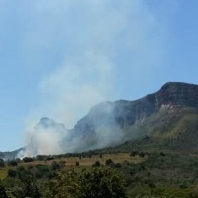 Fogo em ascensão preocupa moradores de região da Chapada Diamantina