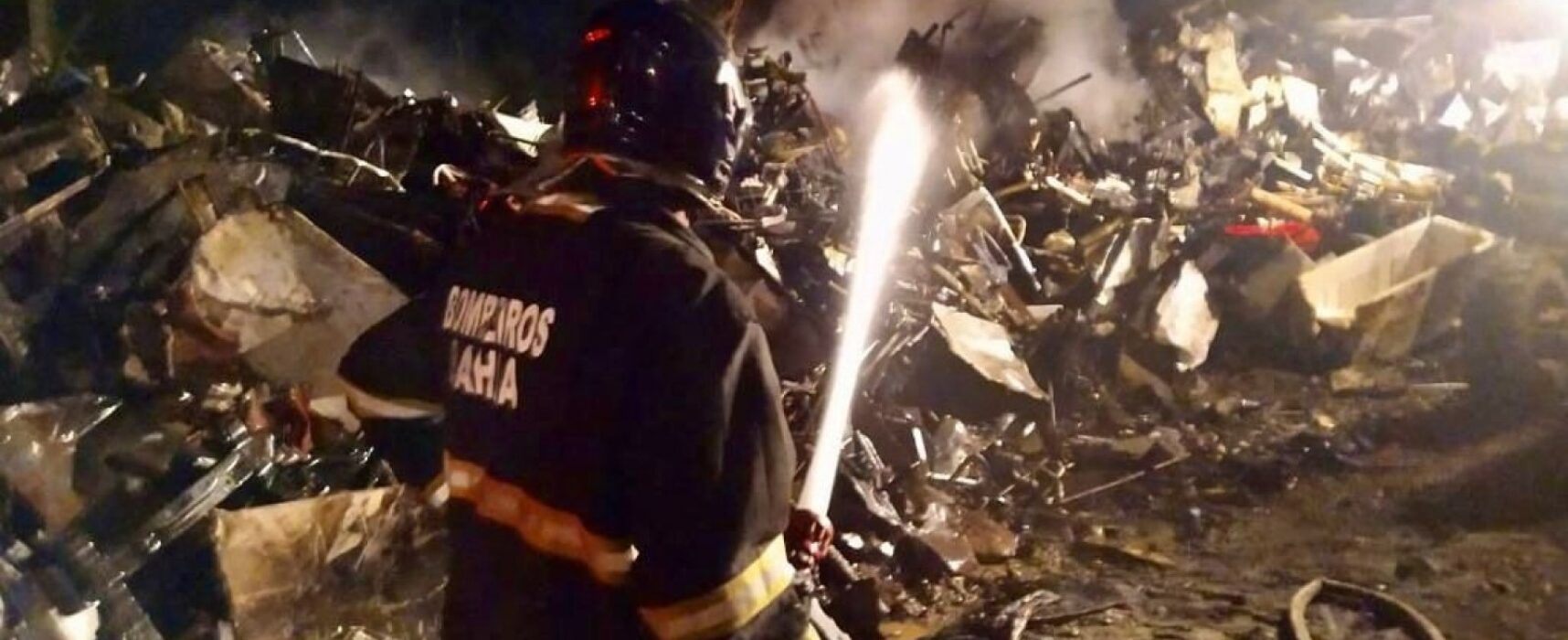 Galpão e lojas são destruídos por incêndio em Feira de Santana