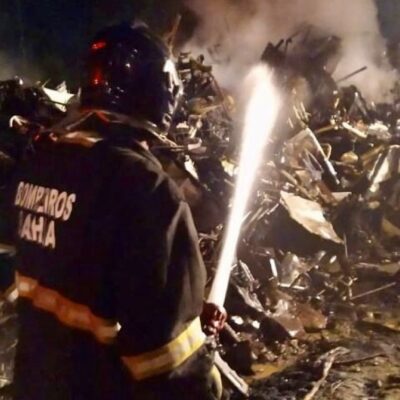 Ilhéus: após oito horas de combate, bombeiros controlam incêndio em depósito
