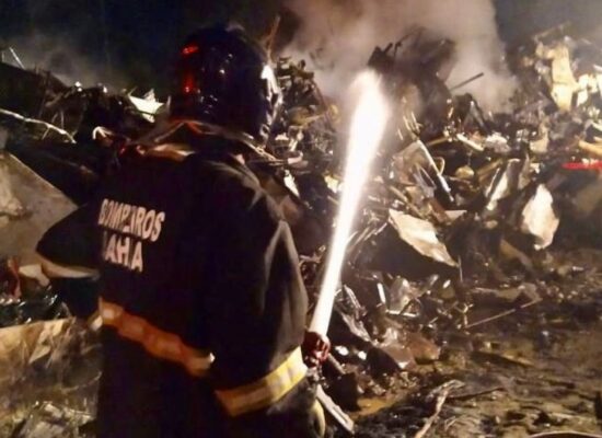 Ilhéus: após oito horas de combate, bombeiros controlam incêndio em depósito