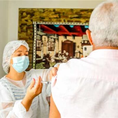 Ilhéus retoma aplicação da 1ª dose para público 18+; 3ª dose segue para idosos e imunossuprimidos