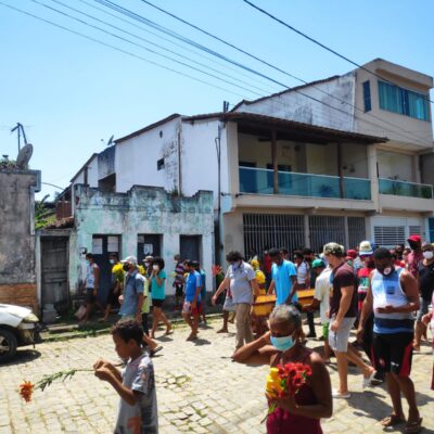 O vereador Edvaldo Gomes presta homenagem a pescadora falecida Maria de Fátima