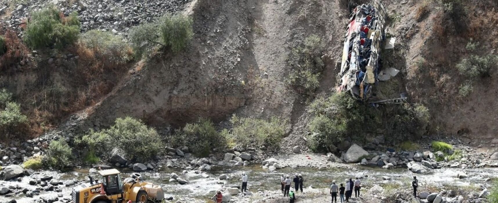 Ônibus cai em despenhadeiro no Peru e provoca a morte de pelo menos 33 pessoas