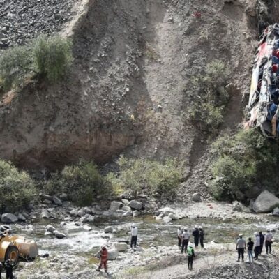 Ônibus cai em despenhadeiro no Peru e provoca a morte de pelo menos 33 pessoas