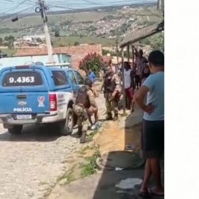 PM da Bahia agride homem com aparentes problemas mentais durante abordagem