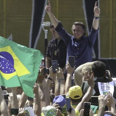 Presidente Bolsonaro participa de manifestação pró-governo em Brasília
