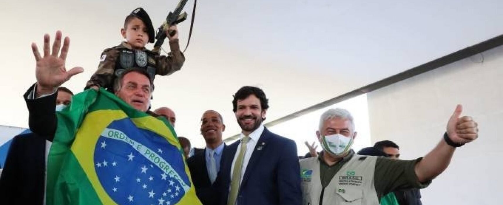 Comitê da ONU pede punição a Bolsonaro por uso de criança com traje militar