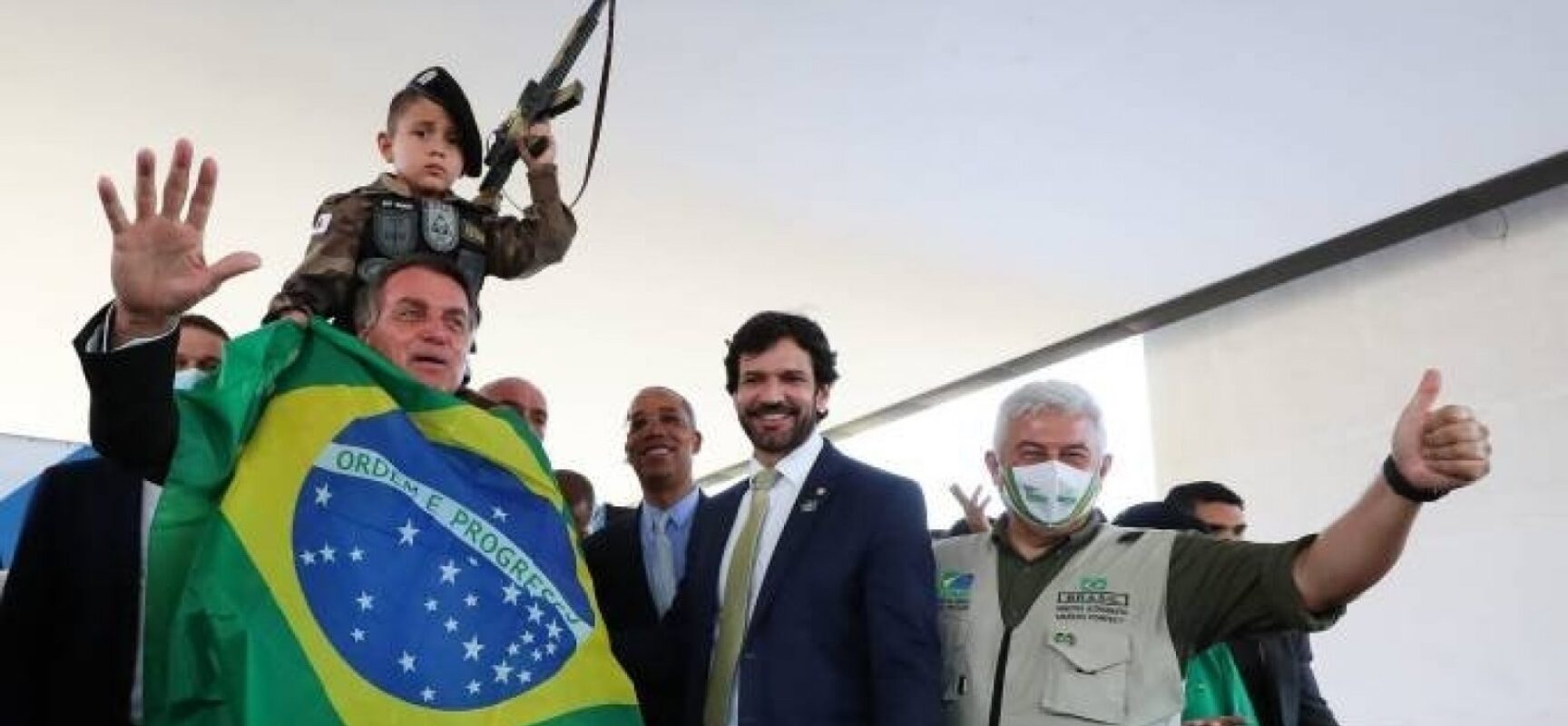 Comitê da ONU pede punição a Bolsonaro por uso de criança com traje militar