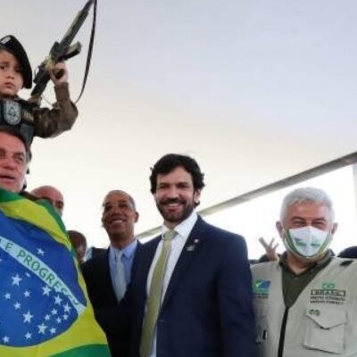 Comitê da ONU pede punição a Bolsonaro por uso de criança com traje militar
