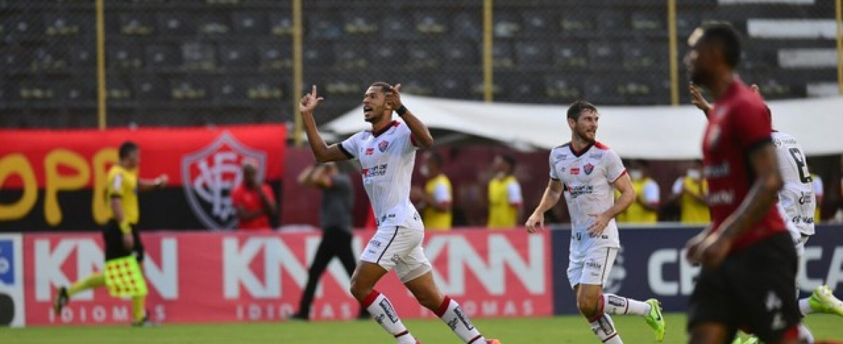 Em mais um jogo com torcida, Vitória goleia o Brasil de Pelotas
