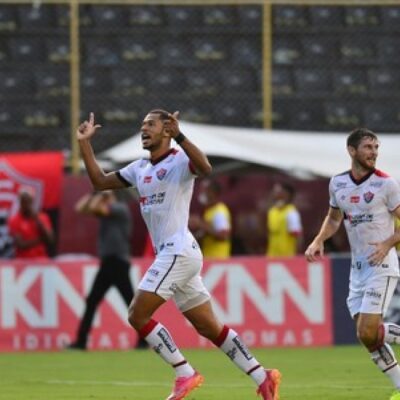 Em mais um jogo com torcida, Vitória goleia o Brasil de Pelotas