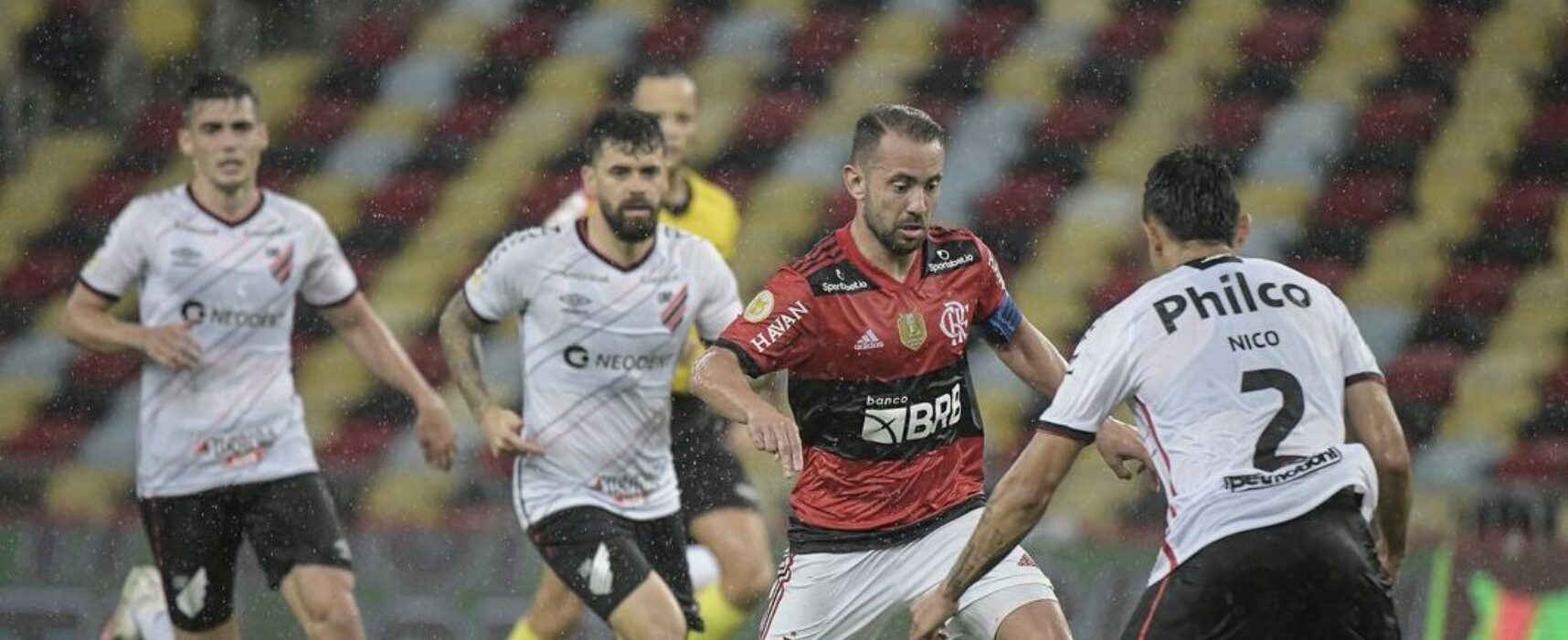 Flamengo atropela Athletico-PR no Maracanã e sobe no G4 do Brasileiro