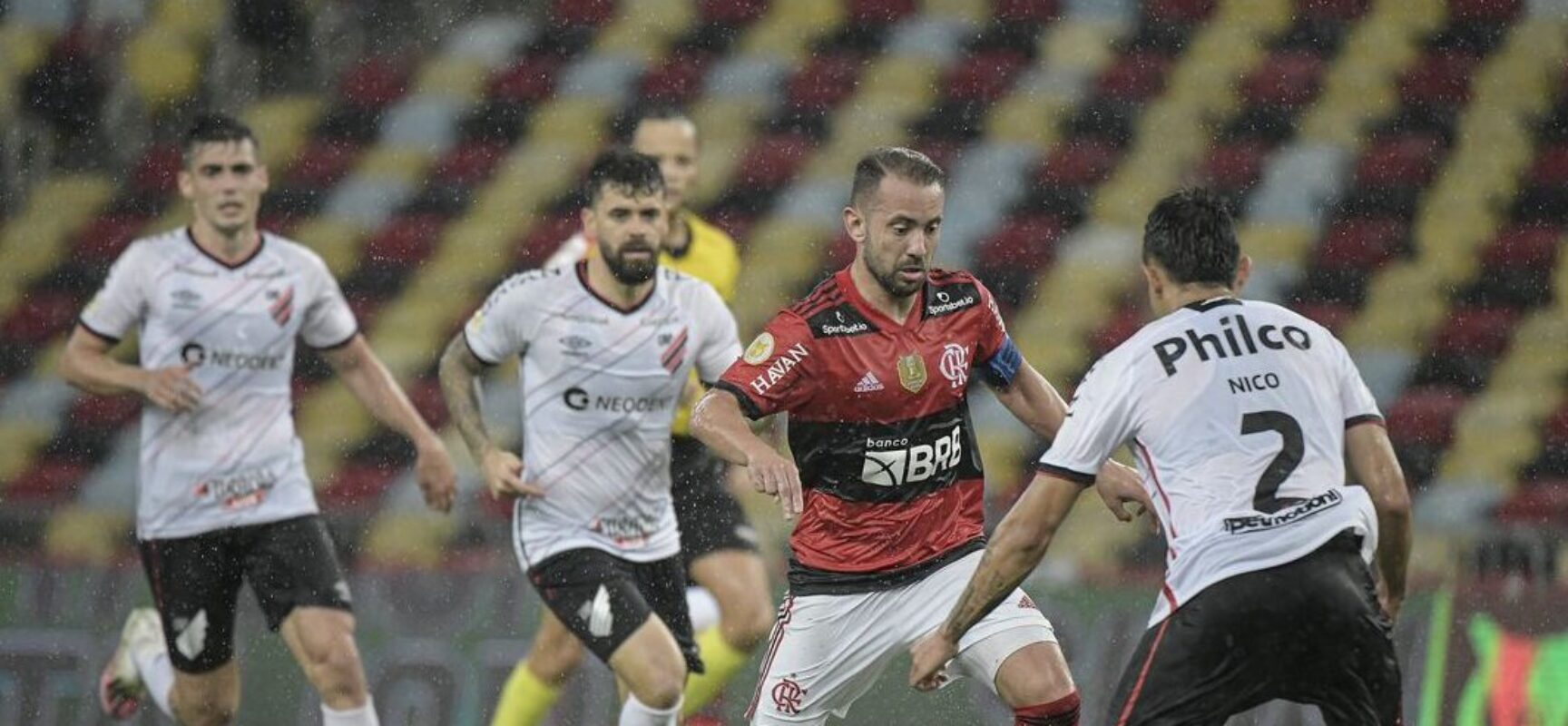 Flamengo atropela Athletico-PR no Maracanã e sobe no G4 do Brasileiro