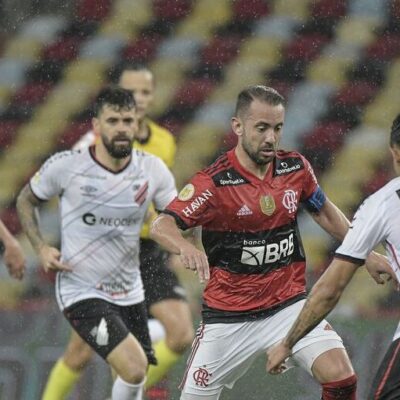 Flamengo atropela Athletico-PR no Maracanã e sobe no G4 do Brasileiro