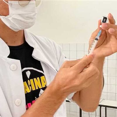 Ilhéus começa a aplicar dose de reforço em profissionais da saúde; confira estratégia