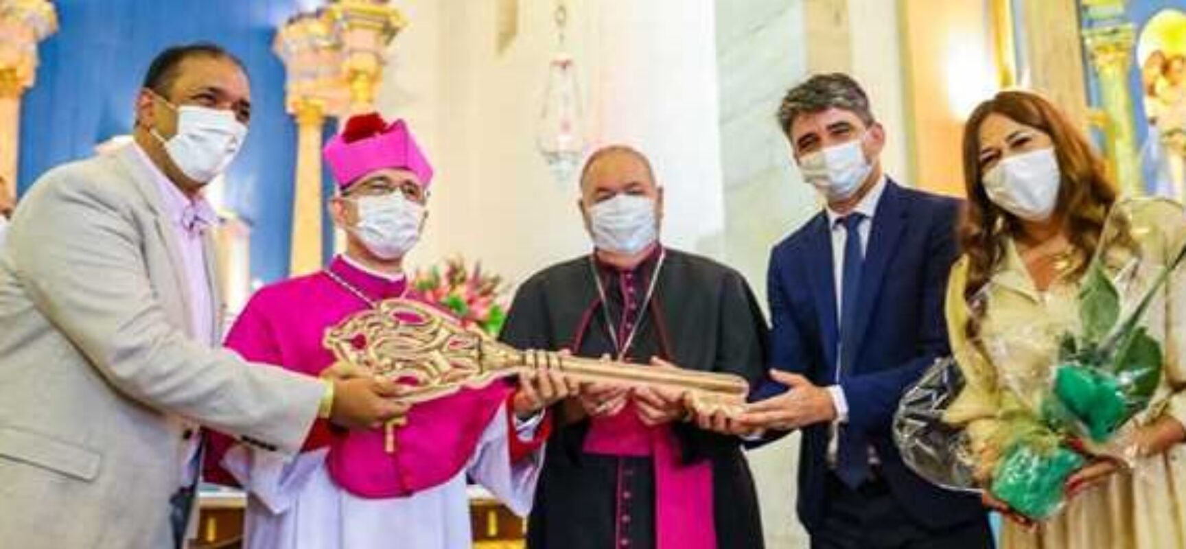 Prefeito Mário Alexandre recepciona novo Bispo Dom Giovanni Crippa em missa na catedral
