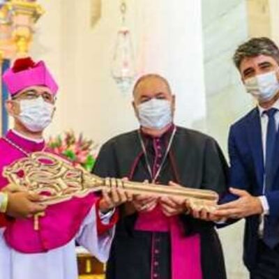 Prefeito Mário Alexandre recepciona novo Bispo Dom Giovanni Crippa em missa na catedral