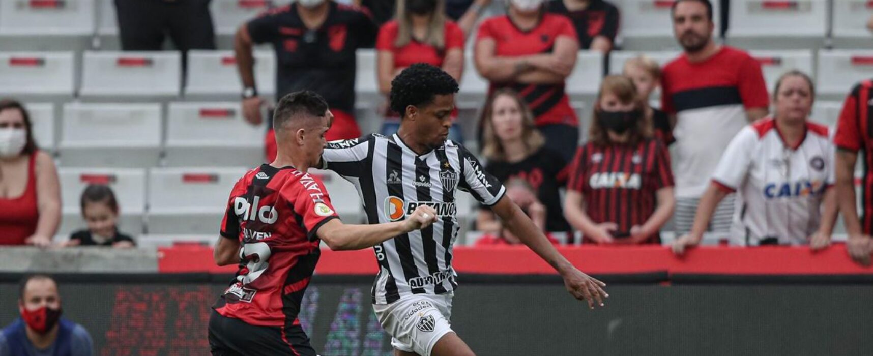 Atlético-MG bate Athletico-PR e se aproxima do título Brasileiro