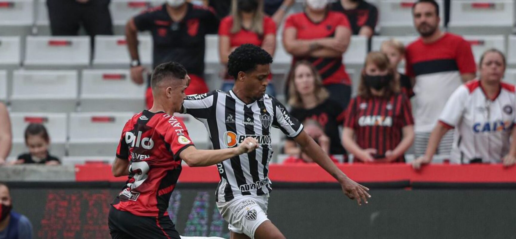 Atlético-MG bate Athletico-PR e se aproxima do título Brasileiro